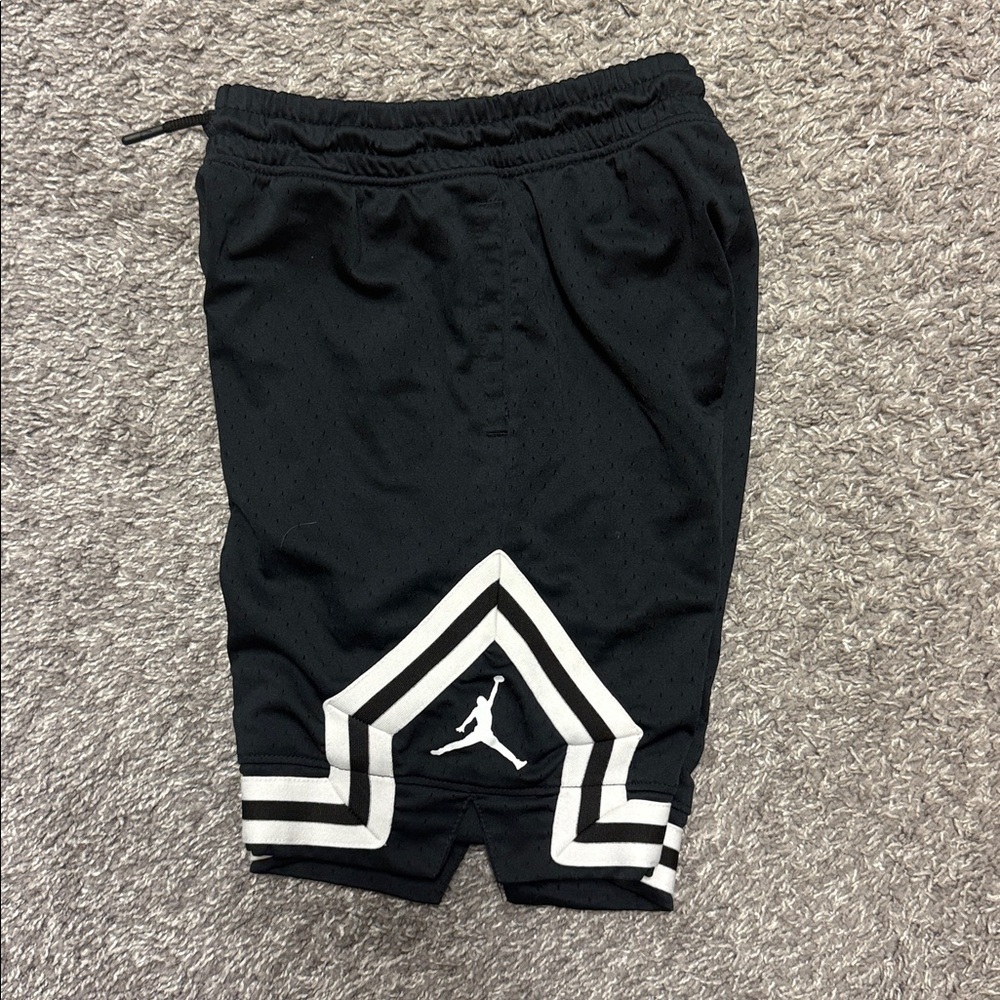 NWOT Boys Jordan Air Diamond Shorts Black Size YLG - Picture 2 of 3